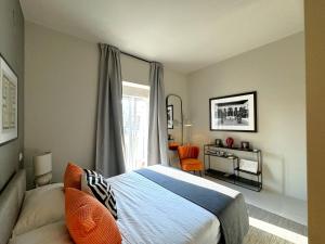 a bedroom with a bed and a window at Casa Lumae in Noto