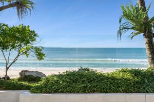 Blick auf einen Strand mit Palmen und dem Meer in der Unterkunft Fairshore in Noosa Heads