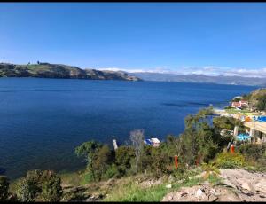 ein Blick auf ein großes Gewässer in der Unterkunft Suame in Sogamoso