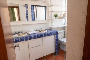 a bathroom with two sinks and a toilet at Casa en Providencia, 4 cuartos, Estacionamiento in Guadalajara +12 photos