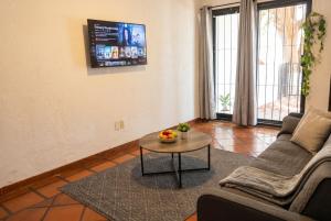 a living room with a couch and a table at Casa en Providencia, 4 cuartos, Estacionamiento in Guadalajara