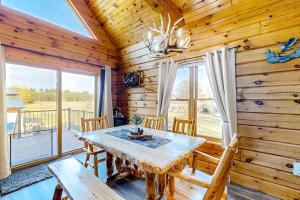 a dining room with a table and chairs in a cabin at Blissful Deer Cabin in Friendship +34 photos