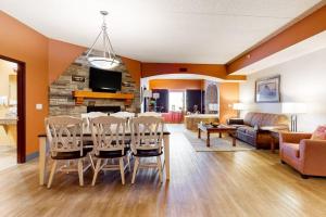 a dining room and living room with a table and chairs at Chula Vista Condo 2632/2634 in Wisconsin Dells