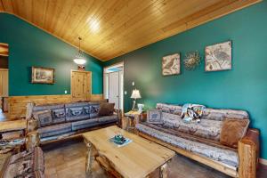 a living room with two couches and a table at The Aspen in Mercer