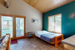 a bedroom with a large bed and two windows at The Aspen in Mercer