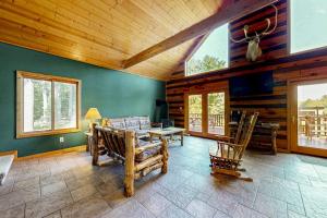 a living room with a table and chairs in a cabin at Pine Tree House in Mercer