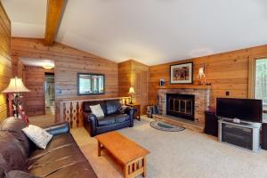 a living room with a couch and a fireplace at Chanticleer Inn: Hudson House in Eagle River