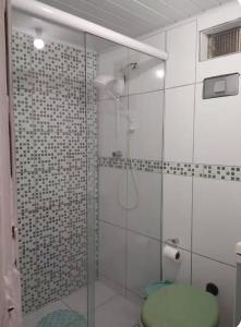 a bathroom with a glass shower with a toilet at Casa de Fundos com 2 QuartosWi-fi e Estacionamento in Lages +16 photos