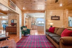 a living room with a couch and a kitchen at Casa Maria in Mercer
