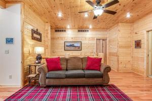 a living room with a couch and a ceiling fan at Casa Maria in Mercer