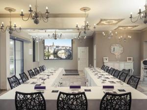 a large conference room with a long table and chairs at Hôtel Mercure Villeneuve sur Lot Moulin de Madame in Villeneuve-sur-Lot