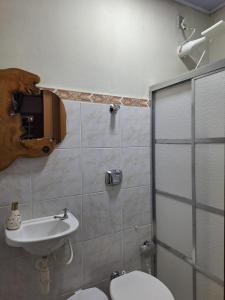 a bathroom with a toilet and a sink at Hospedagem Rancho Fundo in Diamantina +12 photos