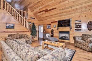 a living room with a couch and a tv in a cabin at Shady Lane Lodge in Eagle River