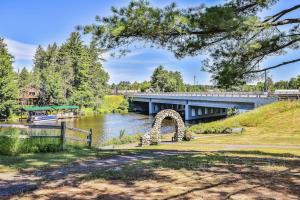 eine Brücke über einen Fluss neben einem Park in der Unterkunft Riverview Cottage in Eagle River