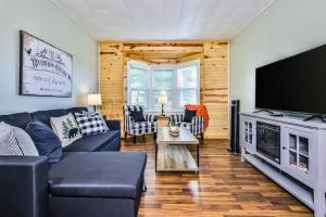 ein Wohnzimmer mit Sofa und Fernseher in der Unterkunft Riverview Cottage in Eagle River