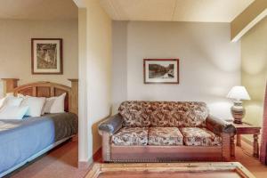 a hotel room with a couch and a bed at Chula Vista Condo Unit 2647 in Wisconsin Dells