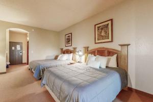 a hotel room with two beds in a room at Chula Vista Condo Unit 2647 in Wisconsin Dells