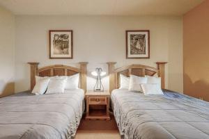 two beds sitting next to each other in a bedroom at Chula Vista Condo Unit 2647 in Wisconsin Dells +21 photos
