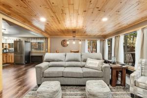 a living room with a couch and a kitchen at The Lazy Bear in Saint Germain