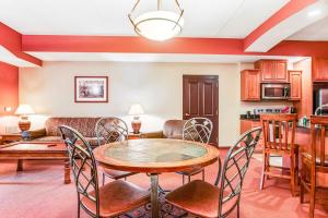 a living room with a table and chairs at Chula Vista Condo 2251 in Wisconsin Dells