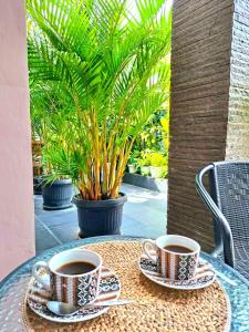 due tazze di caffè appoggiate su un tavolo di Dacha a Bukittinggi