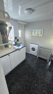a kitchen with a washer and a washing machine at Easy Stay Jerviston in Mossend +1 photo
