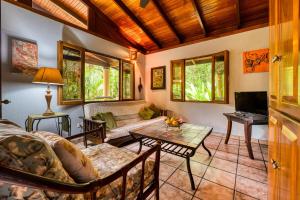 a living room with a couch and a table at Casa Selva in Dominicalito