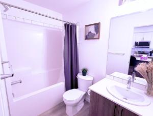 un bagno bianco con WC e lavandino di Condo in Secord a Edmonton