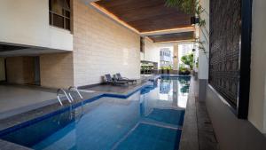 a swimming pool in the middle of a building at The Mosaic Tower Luxury Boutique Studio,Pool and Gym Fast Wifi in Manila