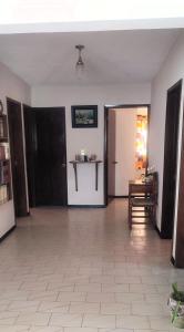 a room with a hallway with a table and a door at Casa para 10 personas A 10 MIN CENTRO DE ORIZABA in Orizaba