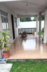 a porch with a chair and a potted plant at Casa para 10 personas A 10 MIN CENTRO DE ORIZABA in Orizaba