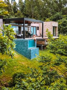 a house with a swimming pool in the middle of a yard at Casas na montanha - Villa Montegrappa in Caxias do Sul