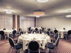 a conference room with white tables and chairs at Mercure Hotel Mannheim am Friedensplatz in Mannheim