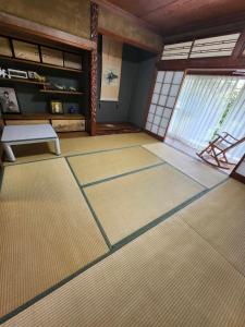 a room with mats on the floor in a room at Guesthouse Face to Face in Fujinomiya