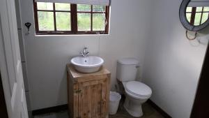 Bathroom sa Pivaansbad Cottage