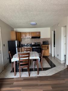 a kitchen with a table and chairs in a room at Snowbird Motel in Bristol +15 photos