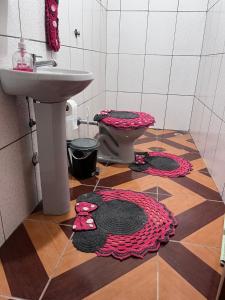 a bathroom with a toilet and a sink at Sítio Santo Expedito in Salesópolis +17 photos