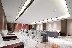 a conference room with rows of chairs and tables at 上海安鉌蓓斯特酒店国家会展中心虹桥机场店 in Hongqiao Intl