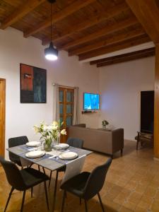 a dining room with a table and chairs and a couch at Loft Juárez in Amecameca de Juárez