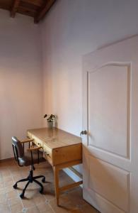 a desk with a chair next to a door at Loft Juárez in Amecameca de Juárez