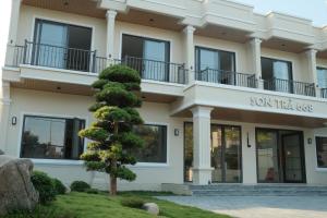 a building with a sign that reads sushi take off at Sơn Trà 668 in Sa Vi Xom