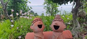 a pair of feet sitting on top of a statue at Boseong Deukryangman Pension in Boseong