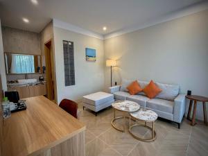 a living room with a couch and a table at Sơn Trà 668 in Sa Vi Xom