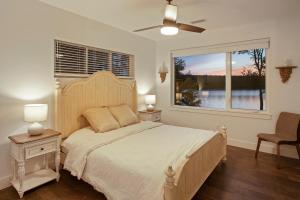 a bedroom with a large bed and a window at Lakeside Lodge with Studio Apartment in Monticello