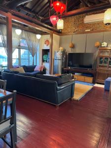 a living room with a couch and a flat screen tv at 海軍官邸眷村民宿 in Nan-men