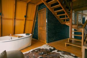 a bathroom with a bath tub and a staircase at Cabanas Monte Cristo in Serafina Corêa