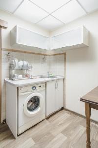 una cocina con lavadora y fregadero en Lanzheronovskaya street, en Odessa