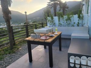 ein Grill steht auf einem Tisch auf einem Balkon in der Unterkunft Midae Oppa in Geoje