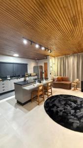 a kitchen and living room with a table and a couch at Altos do Perito Cabanas in Alfredo Wagner
