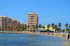 ラ・マンガ・デル・マール・メノールにあるMarinesco 2 - Tomas Maestre - 3206の水中の人々と建物のある浜